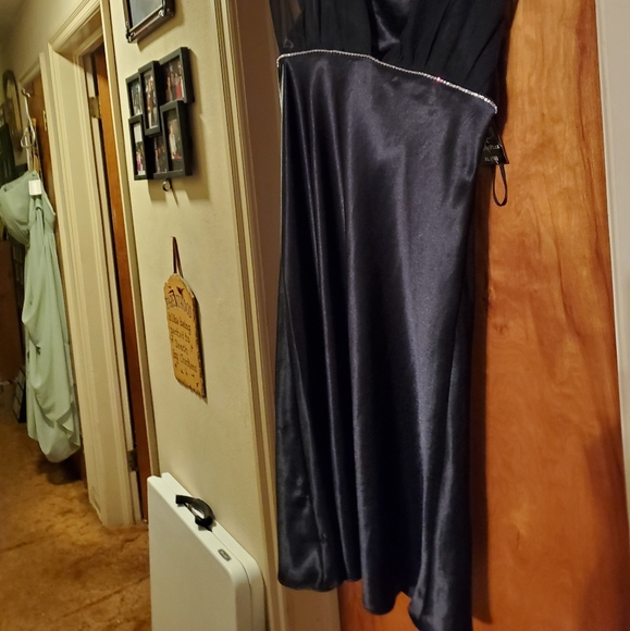 The Perfect Little Black Dress - Picture 4 of 6